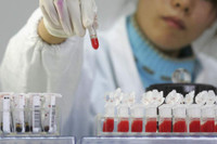 [ẢNH] Chấn động khi phát hiện 12.000 chai huyết tương nhiễm HIV