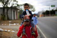 [ẢNH] Hành trình gian khổ của đoàn người di cư Honduras đang đổ về biên giới với Mỹ