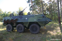 [ẢNH] Tránh tuần lộc, hai xe thiết giáp đâm nhau, 12 lính nhập viện