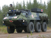 [ẢNH] Tránh tuần lộc, hai xe thiết giáp đâm nhau, 12 lính nhập viện