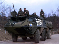 [ẢNH] Tránh tuần lộc, hai xe thiết giáp đâm nhau, 12 lính nhập viện