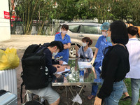 [Ảnh] 15 công dân hoàn thành cách ly tập trung tại bệnh viện CATP Hà Nội được trở về nhà