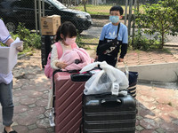 [Ảnh] 15 công dân hoàn thành cách ly tập trung tại bệnh viện CATP Hà Nội được trở về nhà