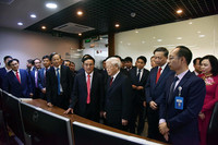 Tổng Bí thư, Chủ tịch nước Nguyễn Phú Trọng dâng hương ở chùa Trấn Quốc và mừng tuổi công nhân môi trường