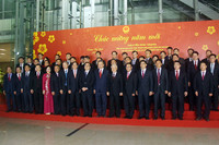 Tổng Bí thư, Chủ tịch nước Nguyễn Phú Trọng dâng hương ở chùa Trấn Quốc và mừng tuổi công nhân môi trường