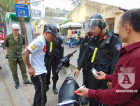 [ẢNH] Sát cánh cùng Cảnh sát Cơ động trong buổi tuần tra xử lý vi phạm về mũ bảo hiểm