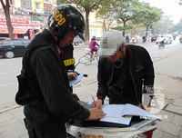 [ẢNH] Sát cánh cùng Cảnh sát Cơ động trong buổi tuần tra xử lý vi phạm về mũ bảo hiểm