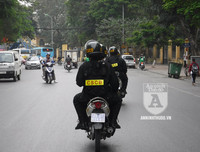 [ẢNH] Sát cánh cùng Cảnh sát Cơ động trong buổi tuần tra xử lý vi phạm về mũ bảo hiểm