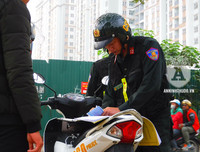 [ẢNH] Sát cánh cùng Cảnh sát Cơ động trong buổi tuần tra xử lý vi phạm về mũ bảo hiểm