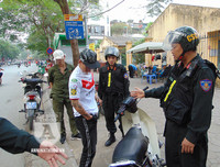 [ẢNH] Sát cánh cùng Cảnh sát Cơ động trong buổi tuần tra xử lý vi phạm về mũ bảo hiểm