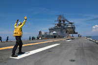 [ẢNH] Mỹ điều siêu tàu đổ bộ mang chiến đấu cơ dị tới áp sát Iran