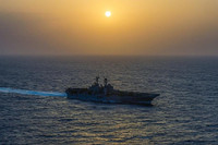 [ẢNH] Mỹ điều siêu tàu đổ bộ mang chiến đấu cơ dị tới áp sát Iran