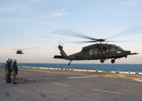 [ẢNH] Mỹ điều siêu tàu đổ bộ mang chiến đấu cơ dị tới áp sát Iran