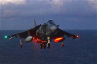 [ẢNH] Mỹ điều siêu tàu đổ bộ mang chiến đấu cơ dị tới áp sát Iran