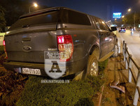 [ẢNH] Vụ TNGT hi hữu ở Hà Nội, khi xe bán tải 