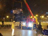 [ẢNH] Vụ TNGT hi hữu ở Hà Nội, khi xe bán tải 