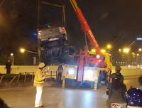 [ẢNH] Vụ TNGT hi hữu ở Hà Nội, khi xe bán tải 