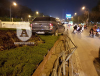 [ẢNH] Vụ TNGT hi hữu ở Hà Nội, khi xe bán tải 