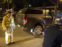 [ẢNH] Vụ TNGT hi hữu ở Hà Nội, khi xe bán tải 