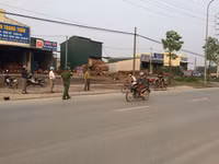 [Ảnh] Công an xã chính quy tuần tra đường làng ngõ xóm, nhắc nhở người dân đeo khẩu trang