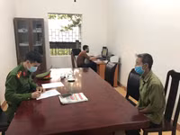 [Ảnh] Công an xã chính quy tuần tra đường làng ngõ xóm, nhắc nhở người dân đeo khẩu trang