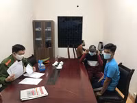 [Ảnh] Công an xã chính quy tuần tra đường làng ngõ xóm, nhắc nhở người dân đeo khẩu trang