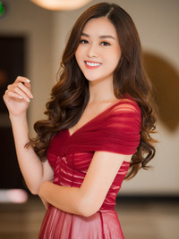 Tường San, Huyền My khoe vai trần nuột nà, Đỗ Mỹ Linh diện váy xẻ táo bạo