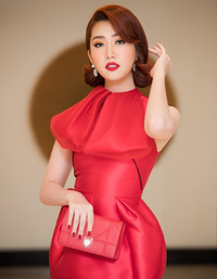 Tường San, Huyền My khoe vai trần nuột nà, Đỗ Mỹ Linh diện váy xẻ táo bạo