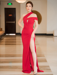 Tường San, Huyền My khoe vai trần nuột nà, Đỗ Mỹ Linh diện váy xẻ táo bạo