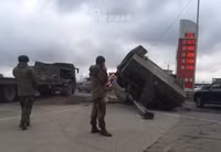 [ẢNH] Sau T-72B và Pantsir-S1, đến lượt pháo tự hành 2S7 Pion Nga đổ lật nhào khi hành quân