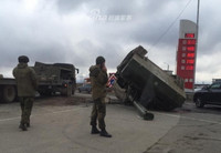 [ẢNH] Sau T-72B và Pantsir-S1, đến lượt pháo tự hành 2S7 Pion Nga đổ lật nhào khi hành quân