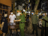 Công an Hà Nội tuần tra, tuyên truyền phòng chống dịch Covid-19