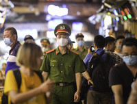 Công an Hà Nội tuần tra, tuyên truyền phòng chống dịch Covid-19