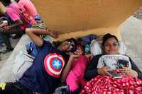 [ẢNH] Hành trình gian khổ của đoàn người di cư Honduras đang đổ về biên giới với Mỹ