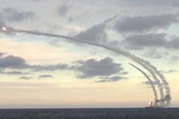 [ẢNH] Chiến hạm Nga dội mưa tên lửa hành trình Kalibr vào thành phố Aleppo