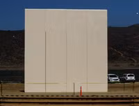 Cận cảnh nguyên mẫu các bức tường Mỹ sẽ xây dọc biên giới Mexico