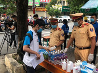 Cảnh sát giao thông Thủ đô tiếp sức cho thí sinh chống Covid-19, vượt vũ môn