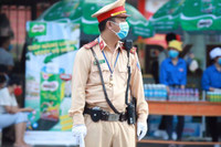 Cảnh sát giao thông Thủ đô tiếp sức cho thí sinh chống Covid-19, vượt vũ môn