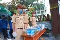 Cảnh sát giao thông Thủ đô tiếp sức cho thí sinh chống Covid-19, vượt vũ môn