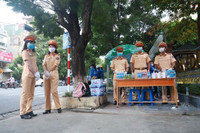 Cảnh sát giao thông Thủ đô tiếp sức cho thí sinh chống Covid-19, vượt vũ môn