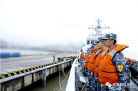 [ẢNH] Chiến hạm Trung Quốc huấn luyện bắn đạn thật trong thời tiết xấu