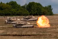 [ẢNH] Covid-19 khiến màn thị uy hoành tráng của NATO trước Nga trở thành pháo xịt