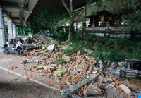 [ẢNH] Hoang tàn đổ nát sau trận động đất khiến 82 người thiệt mạng tại Indonesia