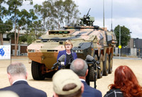 [ẢNH] Australia nhận xe bọc thép 