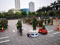 Giờ học kỹ năng an toàn giao thông đầy niềm vui của các 