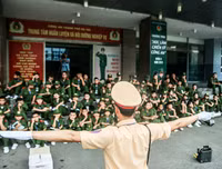 Giờ học kỹ năng an toàn giao thông đầy niềm vui của các 