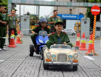 Giờ học kỹ năng an toàn giao thông đầy niềm vui của các 