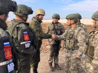 [ẢNH] Đoàn xe tuần tra của quân cảnh Nga tại Syria bị Mỹ đe dọa dùng vũ lực