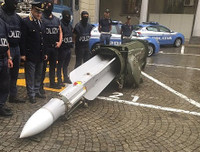 [ẢNH] Italy tịch thu tên lửa tiêm kích từ nhóm tân phát xít