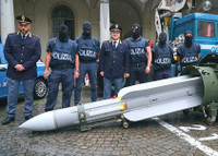 [ẢNH] Italy tịch thu tên lửa tiêm kích từ nhóm tân phát xít